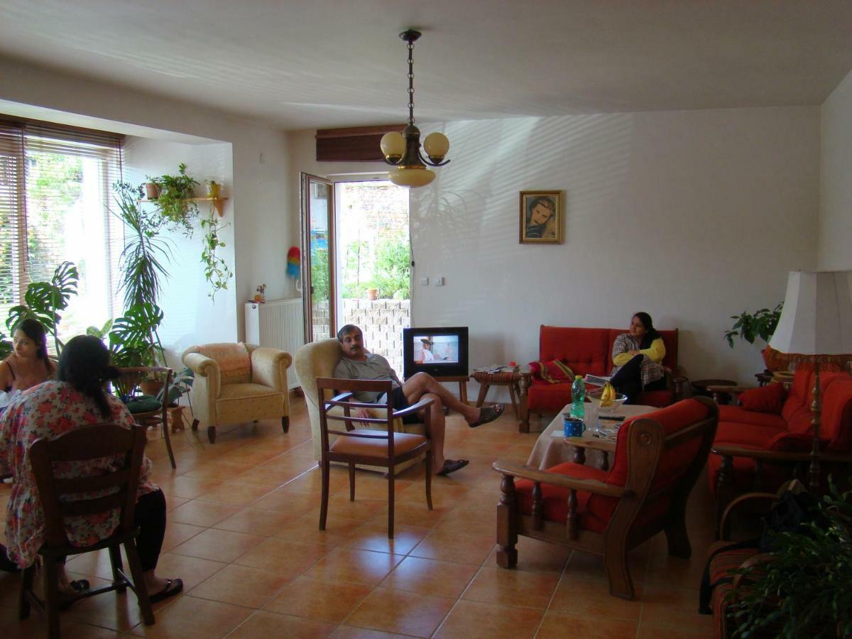 Guest house Charlie Retro-modern Design